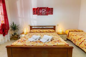 マリアーノ・イン・トスカーナにあるAgriturismo Fusiniのベッドルーム1室(ベッド2台、タオル付)
