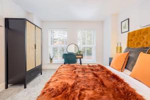 ein Schlafzimmer mit einem großen Bett mit einem orangenen Teppich in der Unterkunft Coppergate Mews Grimsby No7 - 2 bed, 2 bath, 1st floor apartment in Grimsby