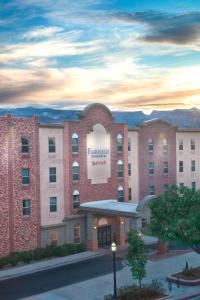 eine Darstellung der Vorderseite eines Hotels in der Unterkunft Fairfield Inn & Suites by Marriott Grand Junction Downtown/Historic Main Street in Grand Junction