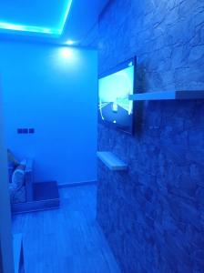 Saad apprtemnt في أغادير: غرفة مع تلفزيون وجدار حجري