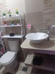 Saad apprtemnt في أغادير: حمام مع حوض أبيض ومرحاض