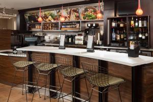 a bar with chairs and a counter in a restaurant at Courtyard Indianapolis at the Capitol in Indianapolis