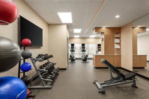 une salle de sport avec plusieurs tapis de course et poids dans l'établissement TownePlace Suites by Marriott Memphis Southaven, à Southaven
