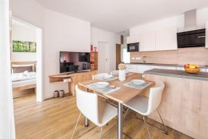 Kuchyňa alebo kuchynka v ubytovaní Deluxe Apartment Lipno - Lake Side Village, Frymburk nad Vltavou + 27 fotografií