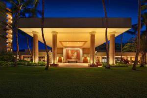 una vista exterior de un edificio con una pintura en Marriott's Kaua'i Beach Club, en Lihue