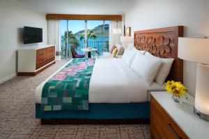 Postel nebo postele na pokoji v ubytování Marriott's Kaua'i Beach Club