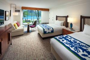 Postel nebo postele na pokoji v ubytování Marriott's Kaua'i Beach Club