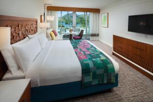 Postel nebo postele na pokoji v ubytování Marriott's Kaua'i Beach Club