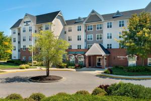 un edificio de apartamentos con un árbol delante de él en Residence Inn Silver Spring, en Silver Spring