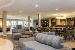 un vestíbulo de hotel con sofás y mesas y un bar en Courtyard by Marriott Roseville Galleria Mall/Creekside Ridge Drive, en Roseville