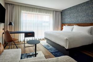 Residence Inn by Marriott Strasbourg في ستراسبورغ: غرفة في الفندق مع سرير ومكتب