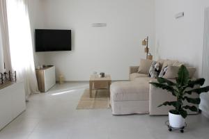 a living room with a couch and a tv at Casa Kika - Tremezzina Lenno in Lenno