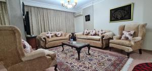 Posezení v ubytování Comfy 2 Bedrooms Apartment in Cairo 98-4