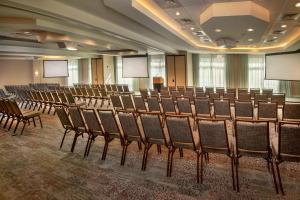 a room with rows of chairs in a conference room at Courtyard by Marriott Gaithersburg Washingtonian Center in Gaithersburg