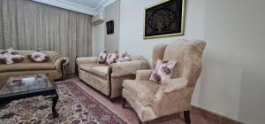 Posezení v ubytování Comfy 2 Bedrooms Apartment in Cairo 98-4