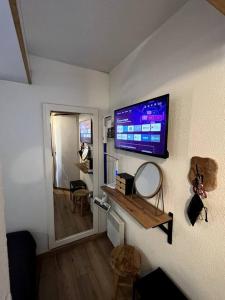 CAP ESTEREL Appartement في أغاي - سان رافائيل: غرفة مع تلفزيون بشاشة مسطحة على الحائط