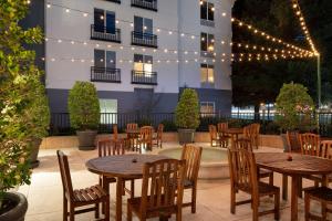 un patio con mesas y sillas frente a un edificio en Aloft Mountain View, en Mountain View