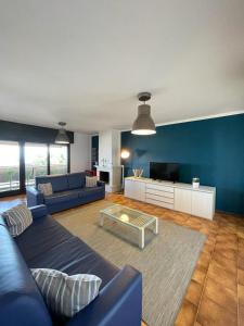 ein Wohnzimmer mit einem Sofa und einem Tisch in der Unterkunft PanoramApartment in Desenzano del Garda