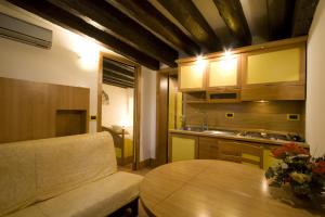 uma sala de estar com uma mesa e uma cozinha em I Gioielli del Doge - Topazio em Veneza