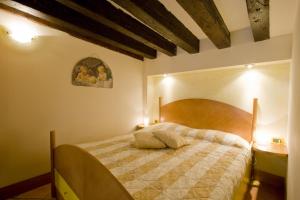 1 dormitorio con 1 cama grande y 2 mesitas de noche en I Gioielli del Doge - Topazio, en Venecia