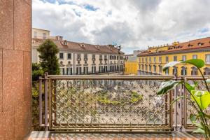 uma vista para uma cidade a partir de uma cerca com edifícios em Dei Martiri Suite em Nápoles