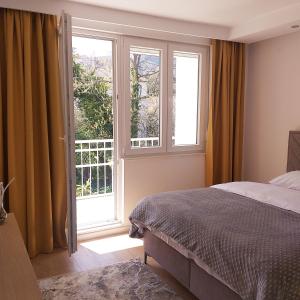 una camera con un letto e una grande finestra di Apartman Neyla a Mostar