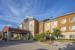 Fairfield Inn and Suites by Marriott San Antonio Boerne في بويرن: تقديم فندق بموقف