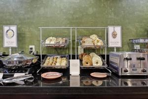 Fairfield Inn and Suites by Marriott San Antonio Boerne في بويرن: علبة عرض بأنواع مختلفة من الخبز والمعجنات