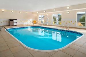 - une grande piscine dans une chambre d'hôtel avec eau bleue dans l'établissement Fairfield Inn & Suites Lima, à Lima