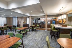 a restaurant with tables and chairs and a bar at Courtyard by Marriott Reno in Reno