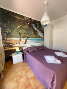 ein Schlafzimmer mit einem lila Bett und einem Palmenmilch in der Unterkunft PanoramApartment in Desenzano del Garda