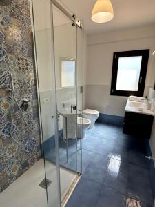 een badkamer met een douche, een toilet en een wastafel bij Villa FIORENZA - 100 mt dal Mare in Castellammare del Golfo