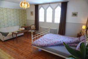 - une chambre avec un lit et un salon dans l'établissement Betel Hem, à Hällefors