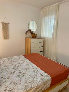um quarto com uma cama, um espelho e uma cómoda em Can Vicent.- Apartamento a pie de Piscina em Sa Caleta