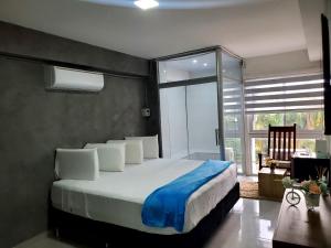 Llit o llits en una habitació de Bellini Suites Apartments