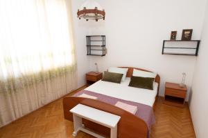 - une petite chambre avec un lit et une fenêtre dans l'établissement Piano Apartment, à Šibenik