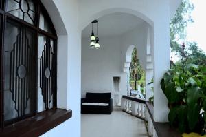 two images of a porch with a window and a couch at Bujumbura Sweet Home - Maison bien équipée avec voiture gratuite in Bujumbura