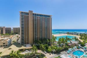 einem Luftblick auf ein Resort mit Pool und Meer in der Unterkunft Ilikai Tower 1228 Lagoon View 1BR in Honolulu