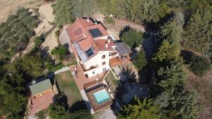 Bucchianico的住宿－La Culla del Conte，享有带游泳池的房屋的空中景致