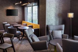 Lounge nebo bar v ubytování SpringHill Suites Bakersfield
