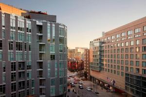 una vista aérea de una ciudad con edificios altos en Washington Marriott Georgetown, en Washington