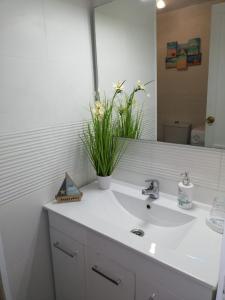 コティージョにあるApartamentos Albaula 5のバスルーム(白い洗面台、鏡付)