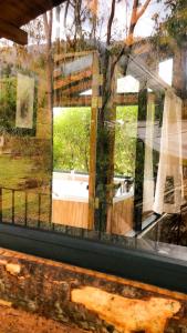ventana de baño con vistas a la bañera en Suite Cabaña Cantodeagua-Jacuzzi, en Villa de Leyva