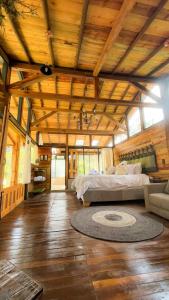 1 dormitorio con 1 cama y 1 alfombra en una habitación en Suite Cabaña Cantodeagua-Jacuzzi, en Villa de Leyva