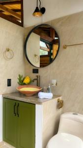 y baño con lavabo y espejo. en Suite Cabaña Cantodeagua-Jacuzzi, en Villa de Leyva