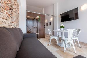 a living room with a couch and a table and chairs at Gran Atico duplex con Barbacoa y Terraza en Barri Port Maritim in Tarragona
