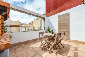 a patio with a table and chairs on a balcony at Gran Atico duplex con Barbacoa y Terraza en Barri Port Maritim in Tarragona