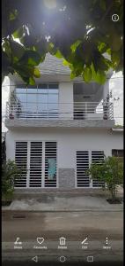 ein weißes Haus mit Balkon darüber in der Unterkunft Hermoso apartamento in La Dorada