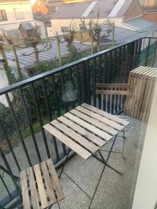 a wooden bench sitting on top of a balcony at Duin 225 Appartement in Bredene