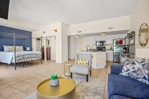 uma grande sala de estar com uma cama e uma cozinha em The Palace Resort Unit 2310 em Myrtle Beach